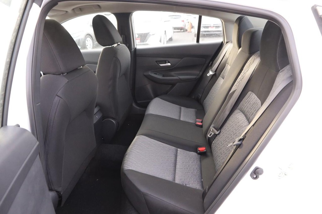 Nissan Sentra Vehicle Image 10