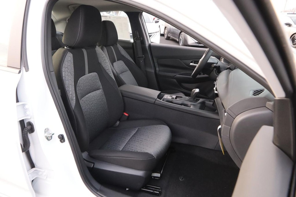 Nissan Sentra Vehicle Image 27