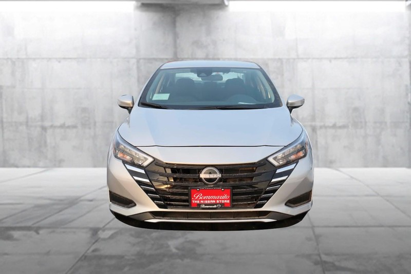 Nissan Versa Vehicle Image 04