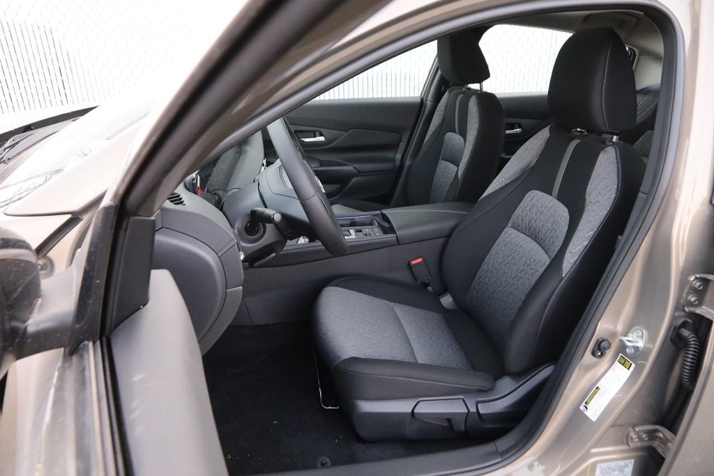 Nissan Sentra Vehicle Image 09