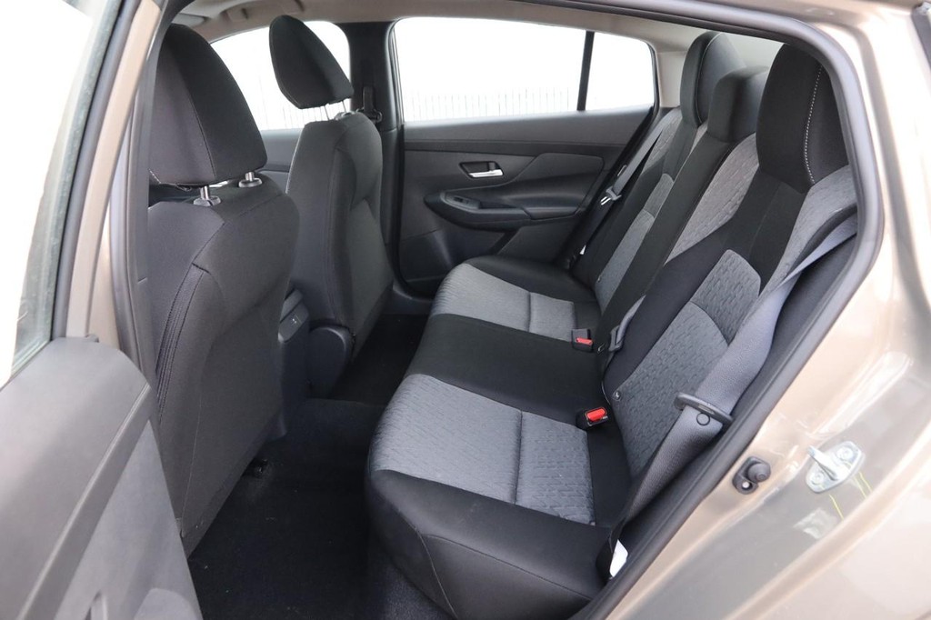 Nissan Sentra Vehicle Image 10