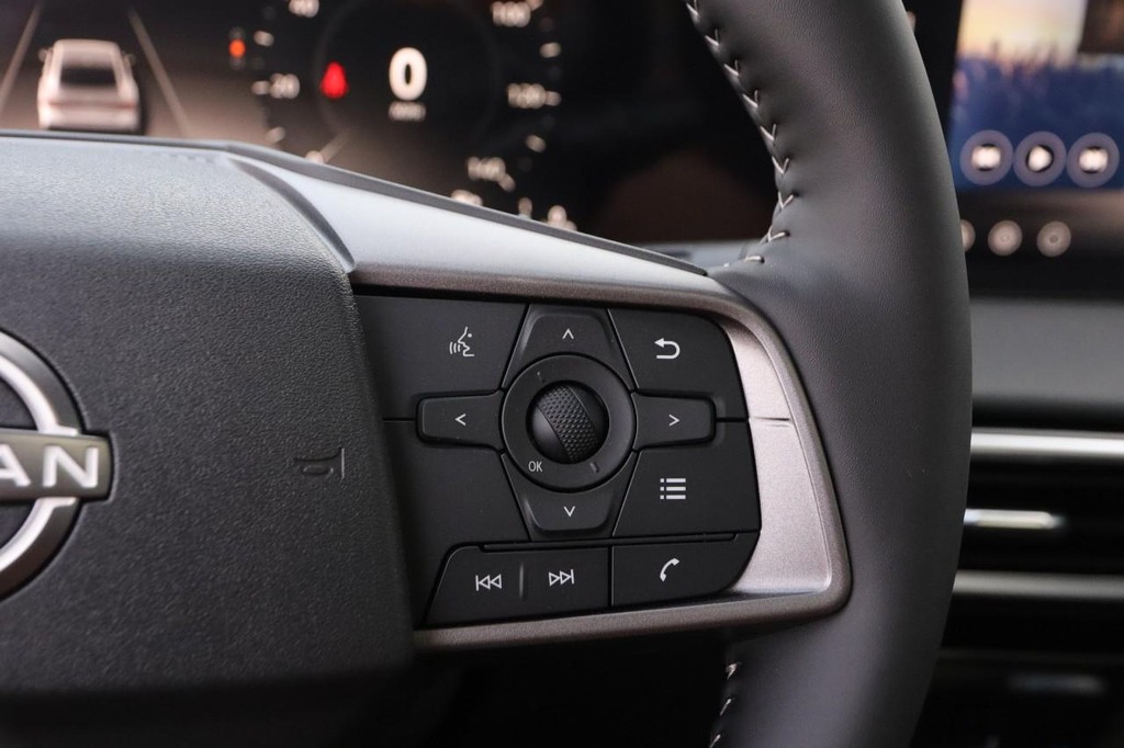 Nissan Sentra Vehicle Image 13