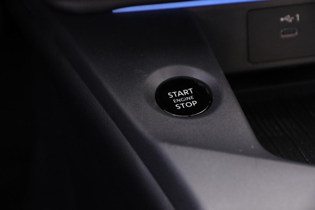 Nissan Sentra Vehicle Image 18