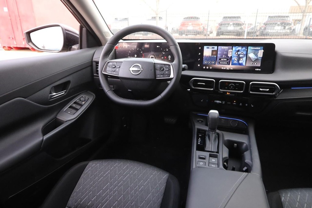 Nissan Sentra Vehicle Image 22