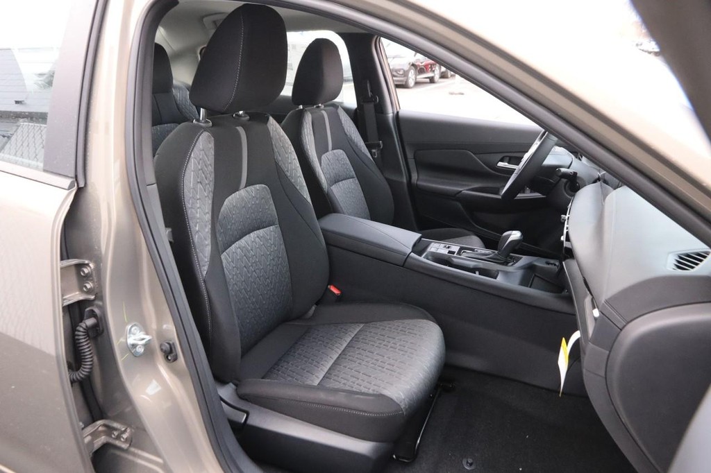 Nissan Sentra Vehicle Image 26