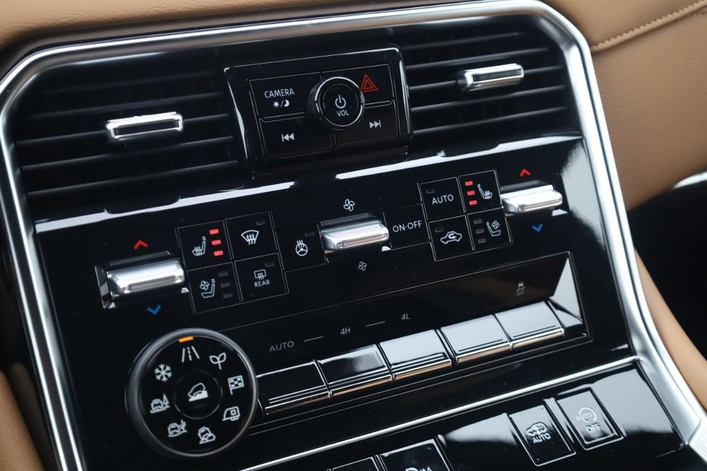 Nissan Armada Vehicle Full-screen Gallery Image 15