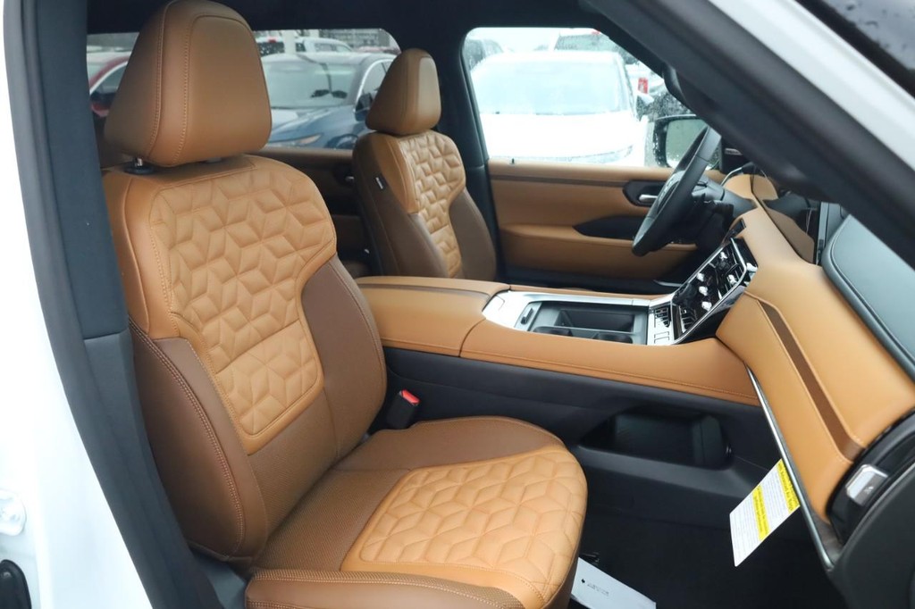 Nissan Armada Vehicle Full-screen Gallery Image 18