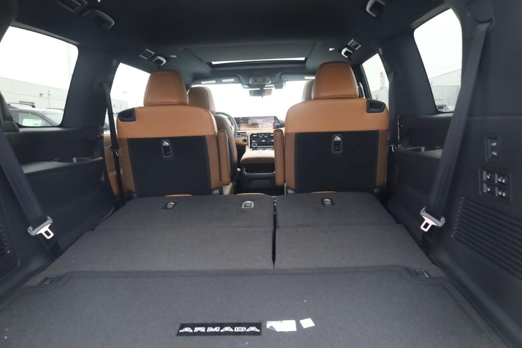 Nissan Armada Vehicle Full-screen Gallery Image 22