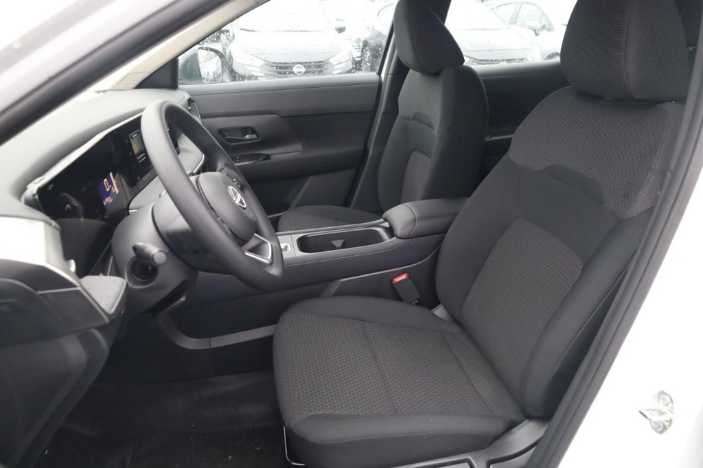 Nissan Kicks Vehicle Full-screen Gallery Image 18