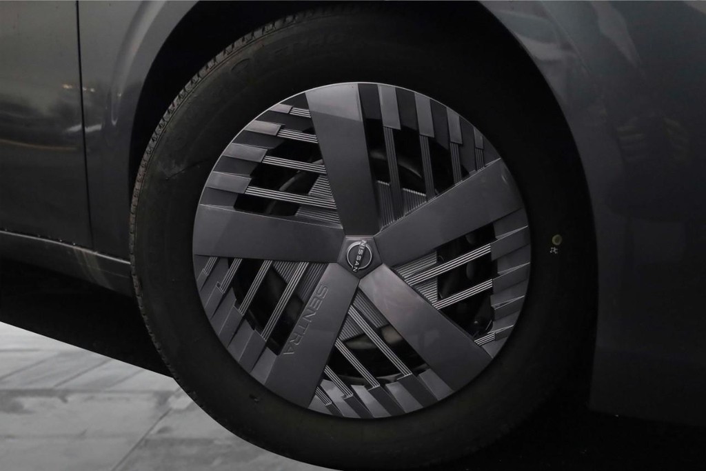 Nissan Sentra Vehicle Full-screen Gallery Image 3