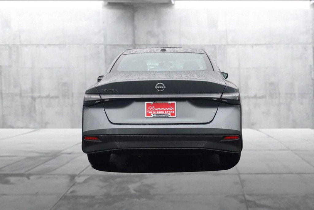 Nissan Sentra Vehicle Full-screen Gallery Image 6