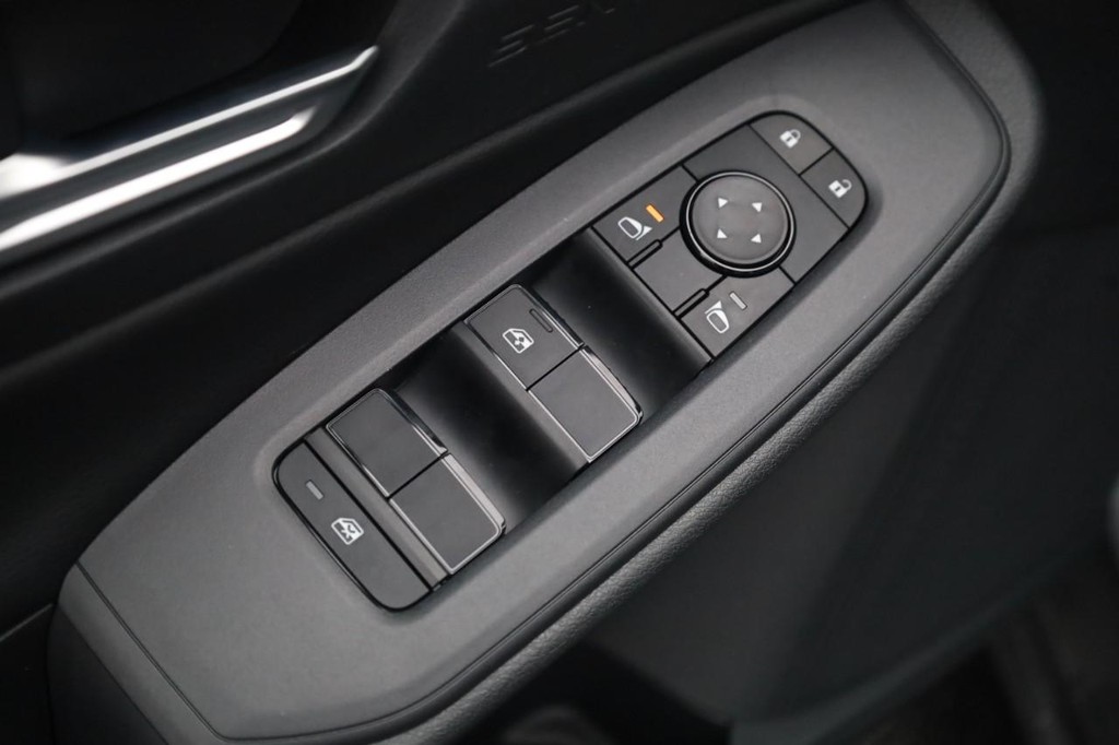 Nissan Sentra Vehicle Full-screen Gallery Image 11