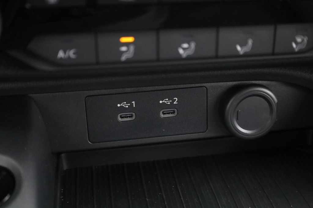 Nissan Sentra Vehicle Full-screen Gallery Image 16