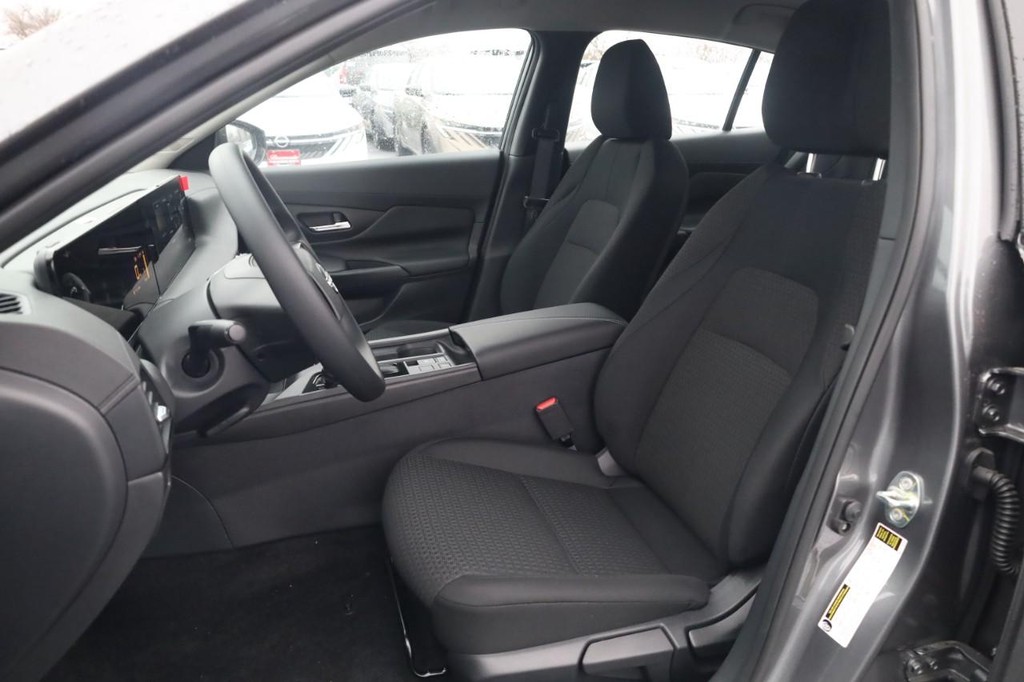 Nissan Sentra Vehicle Full-screen Gallery Image 18