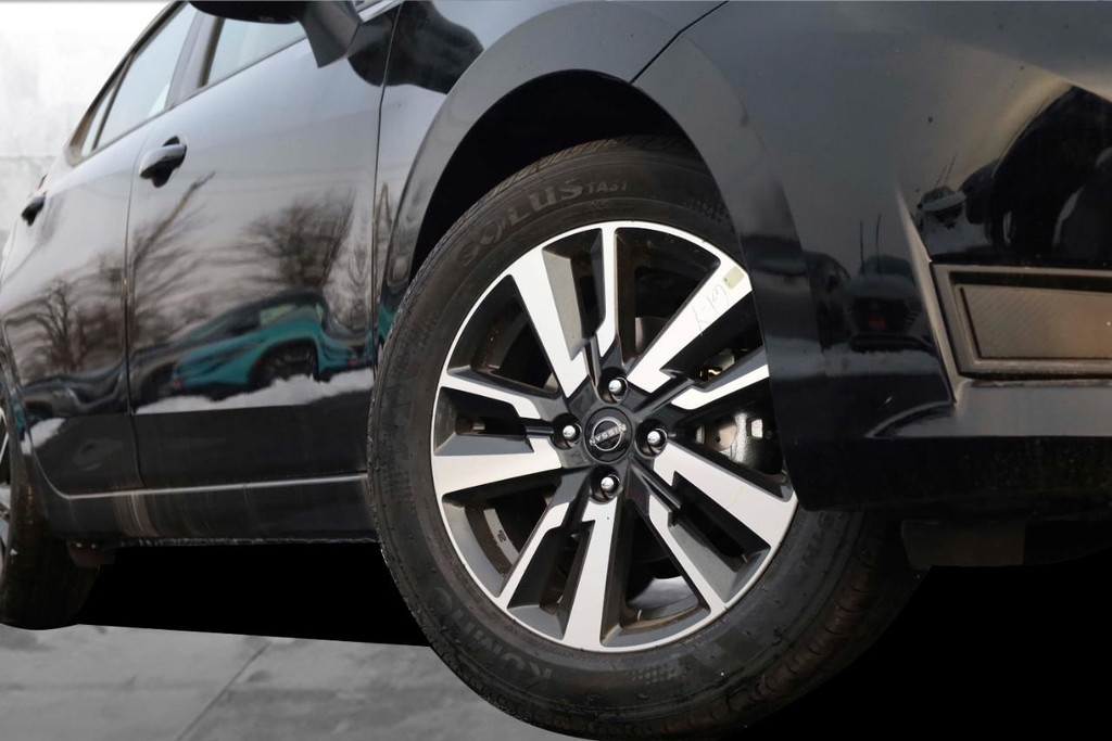 Nissan Versa Vehicle Full-screen Gallery Image 3