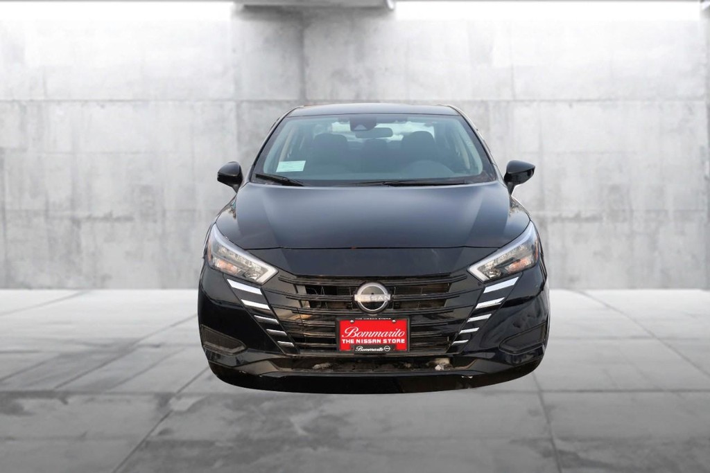 Nissan Versa Vehicle Full-screen Gallery Image 4