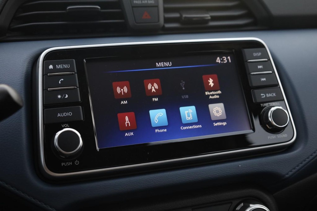 Nissan Versa Vehicle Full-screen Gallery Image 10