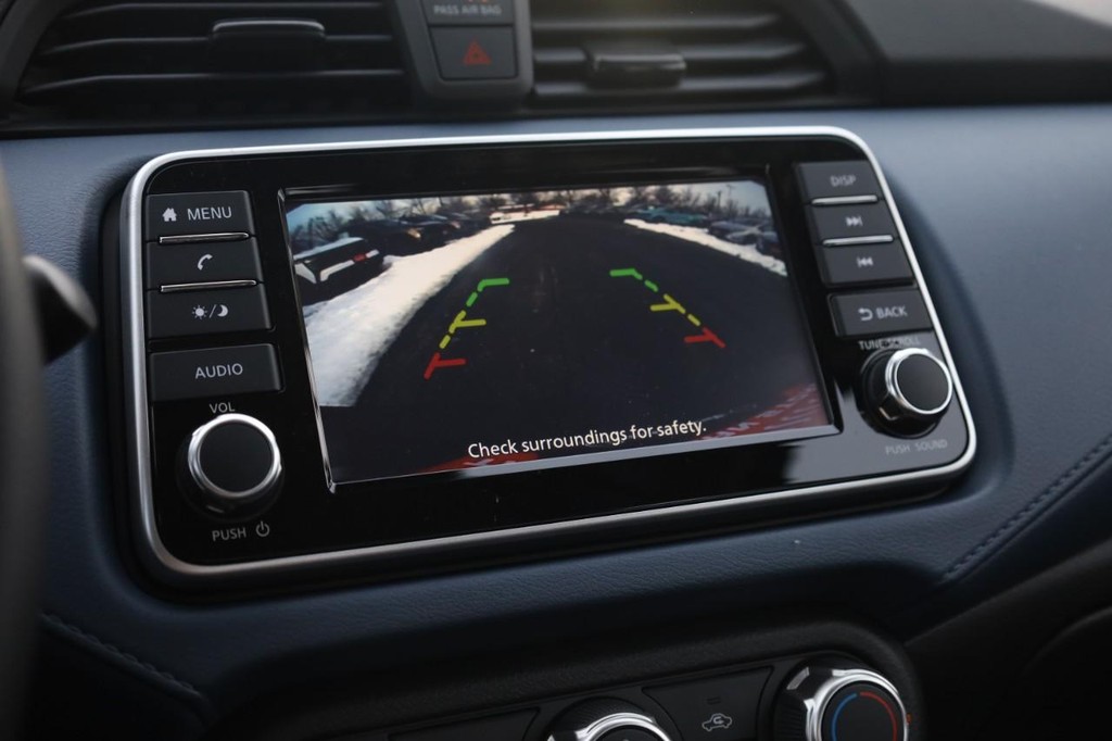 Nissan Versa Vehicle Full-screen Gallery Image 11