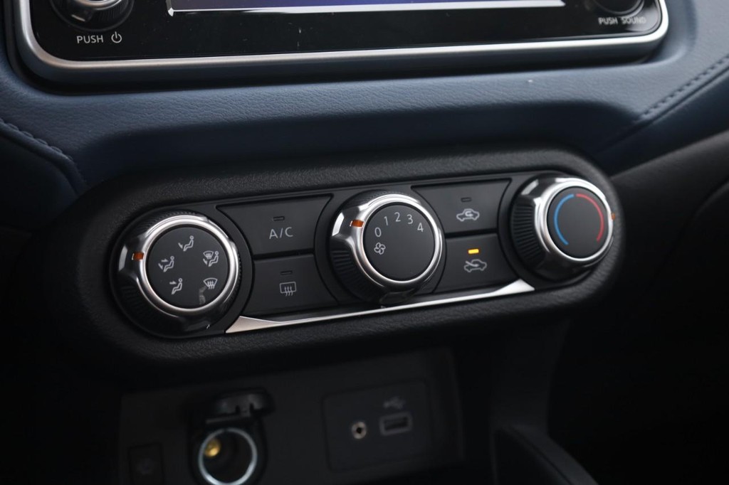 Nissan Versa Vehicle Full-screen Gallery Image 12