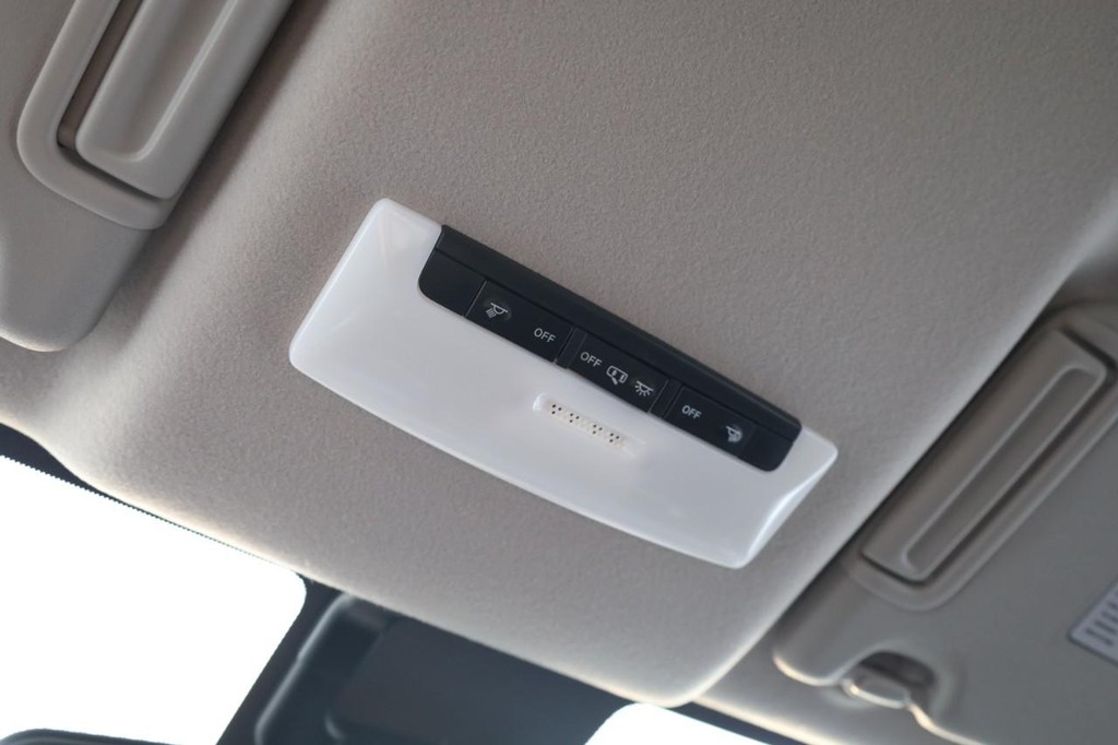 Nissan Versa Vehicle Full-screen Gallery Image 15