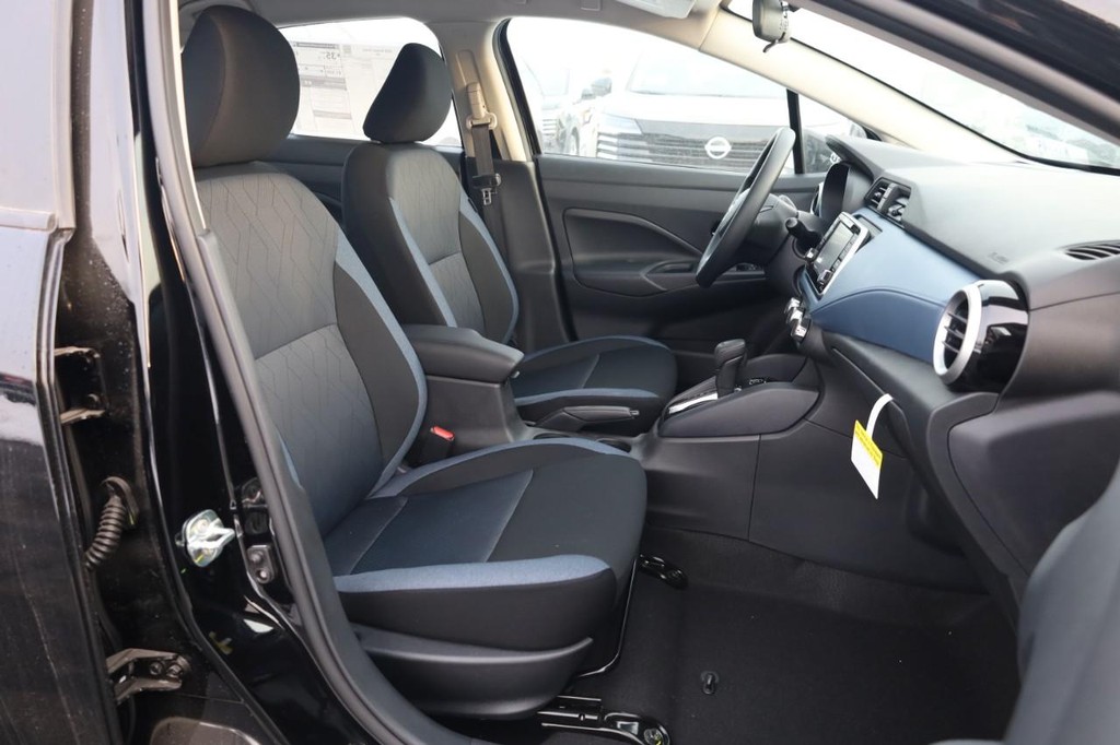 Nissan Versa Vehicle Full-screen Gallery Image 24