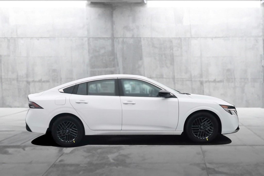 Nissan Sentra Vehicle Full-screen Gallery Image 5