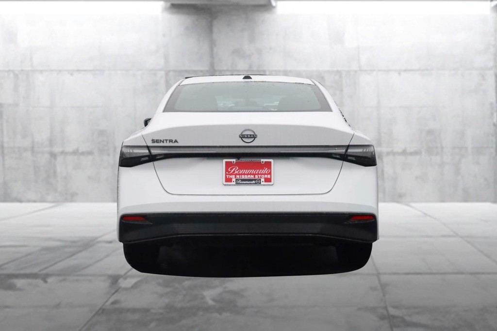 Nissan Sentra Vehicle Full-screen Gallery Image 6