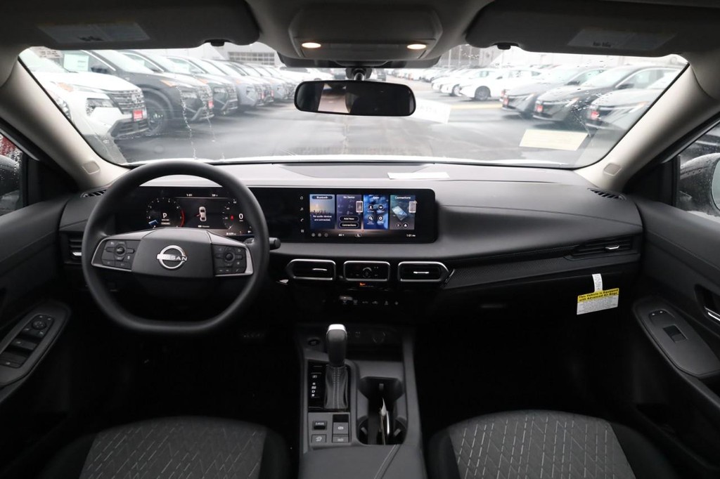 Nissan Sentra Vehicle Full-screen Gallery Image 7