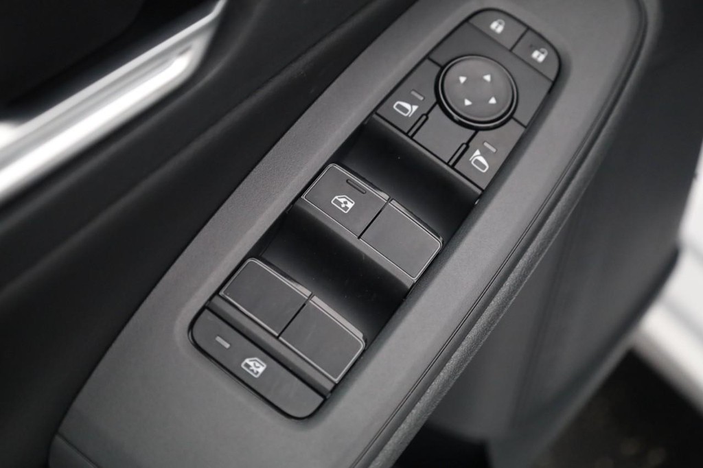 Nissan Sentra Vehicle Full-screen Gallery Image 11