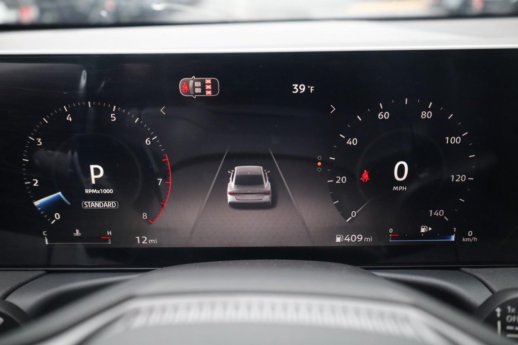 Nissan Sentra Vehicle Full-screen Gallery Image 12