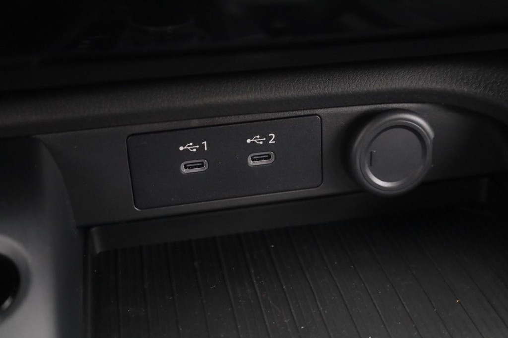 Nissan Sentra Vehicle Full-screen Gallery Image 16