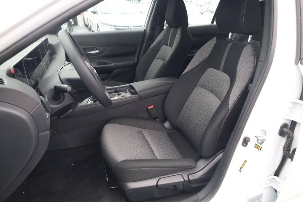 Nissan Sentra Vehicle Full-screen Gallery Image 18