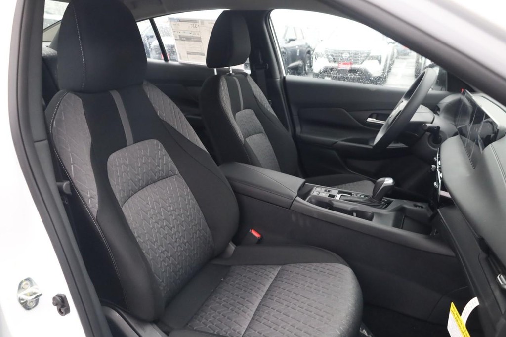 Nissan Sentra Vehicle Full-screen Gallery Image 19