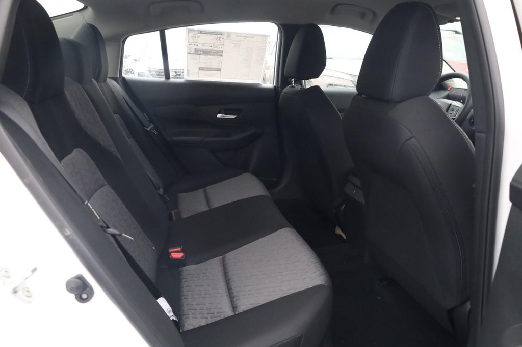 Nissan Sentra Vehicle Full-screen Gallery Image 20