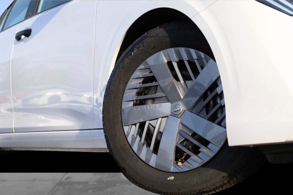 Nissan Sentra Vehicle Full-screen Gallery Image 3