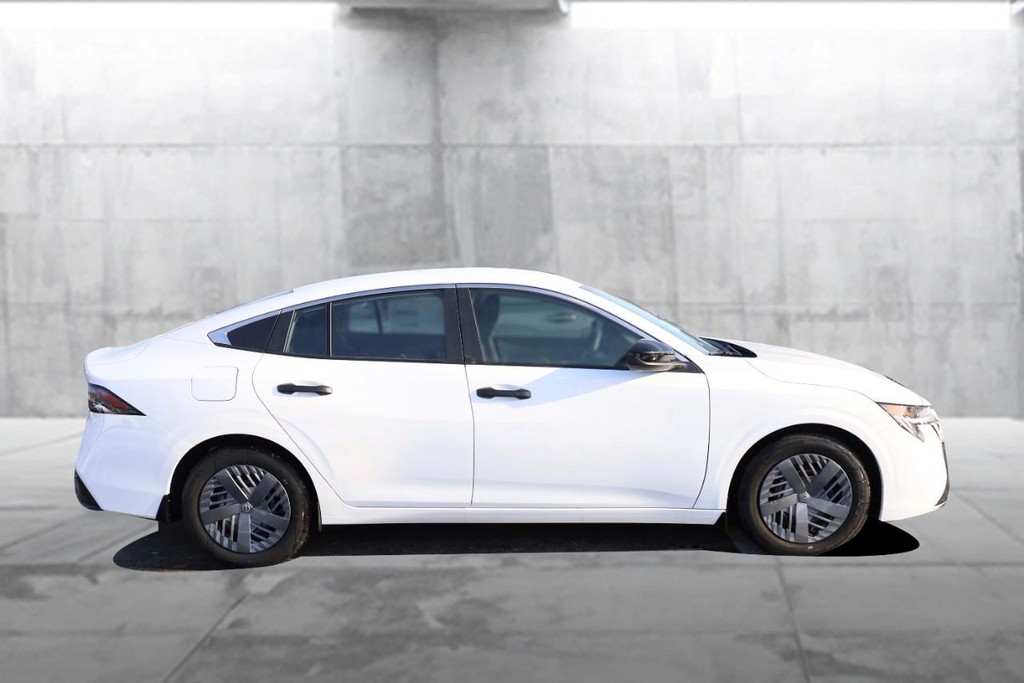 Nissan Sentra Vehicle Full-screen Gallery Image 5