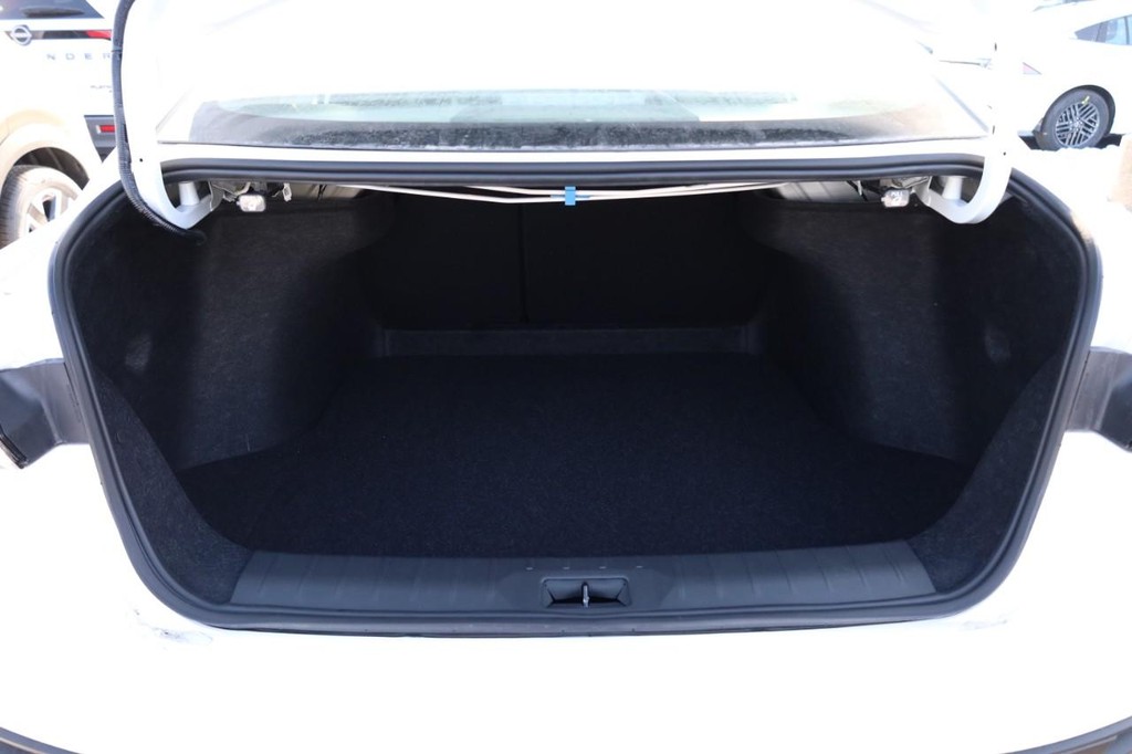 Nissan Sentra Vehicle Full-screen Gallery Image 7