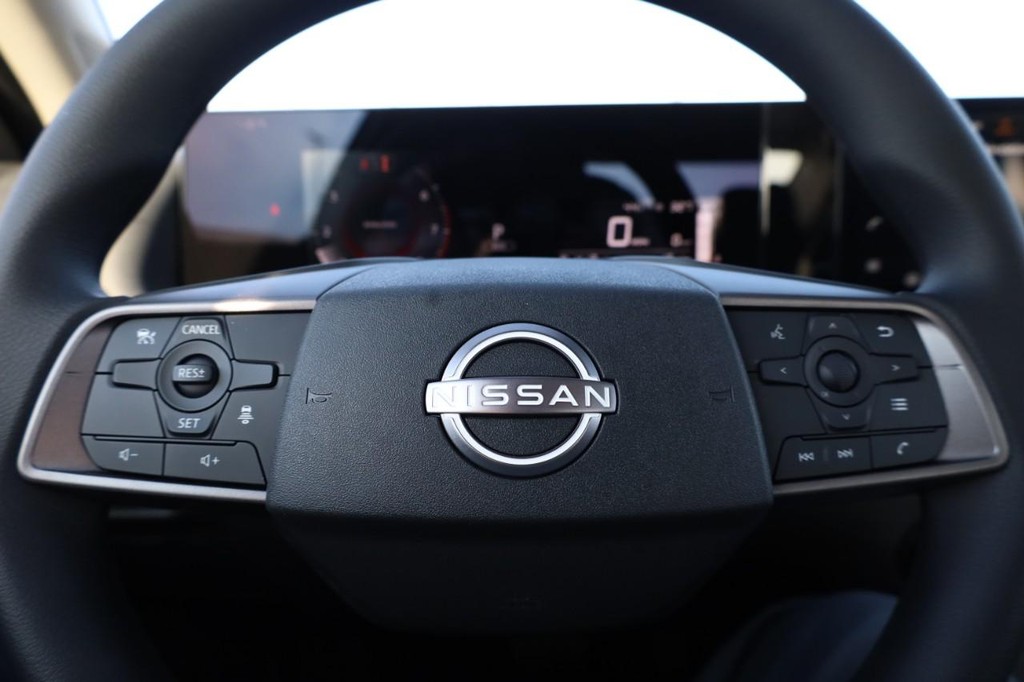 Nissan Sentra Vehicle Full-screen Gallery Image 8