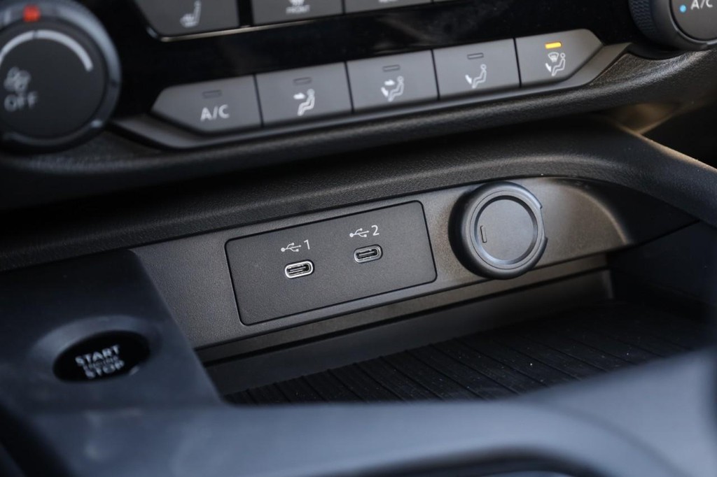 Nissan Sentra Vehicle Full-screen Gallery Image 14