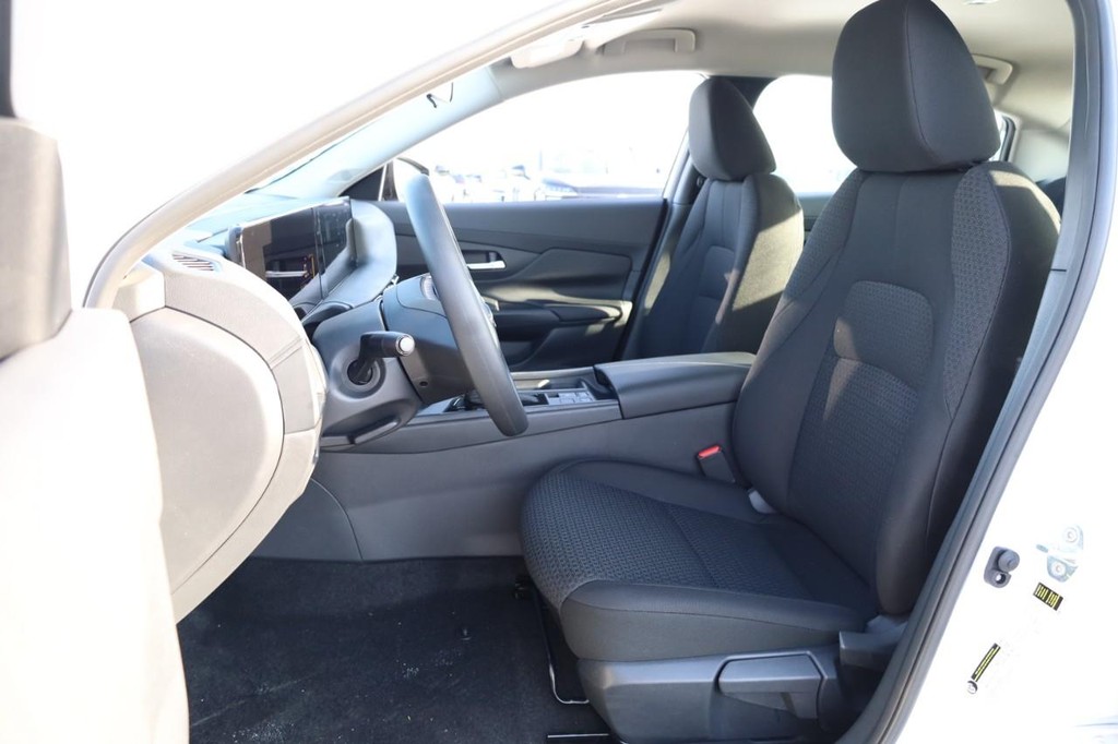 Nissan Sentra Vehicle Full-screen Gallery Image 20