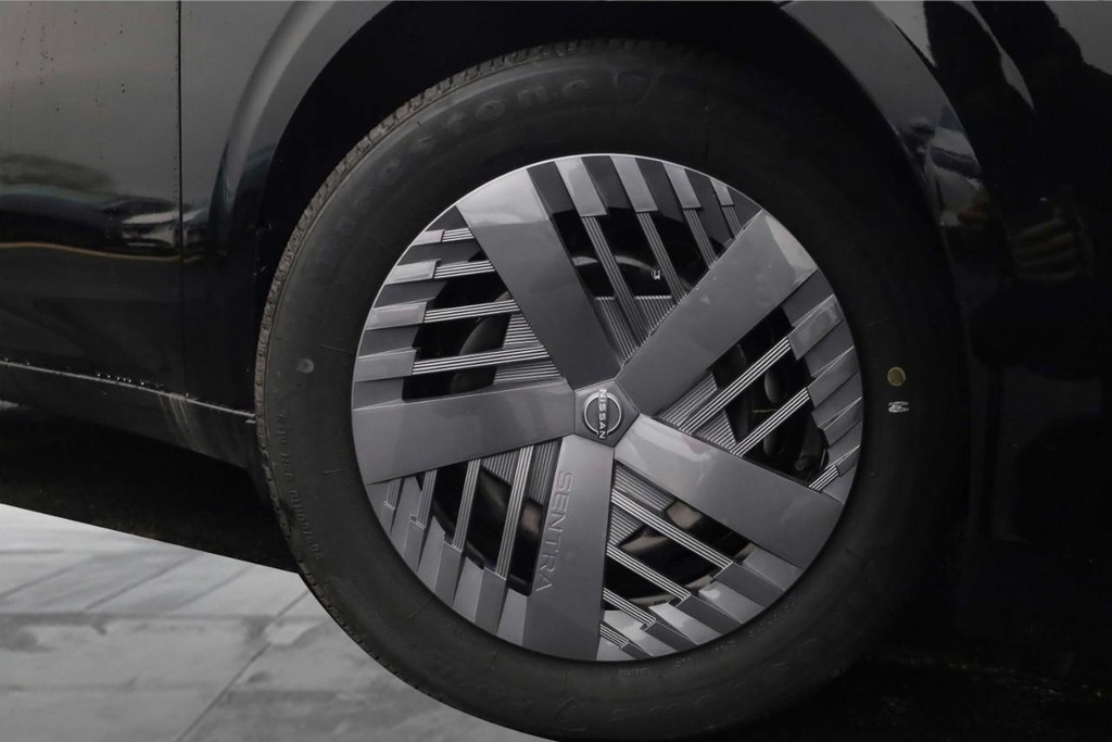 Nissan Sentra Vehicle Full-screen Gallery Image 3