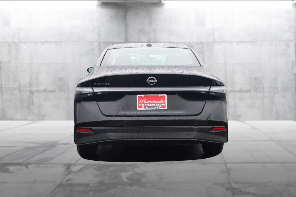 Nissan Sentra Vehicle Full-screen Gallery Image 6