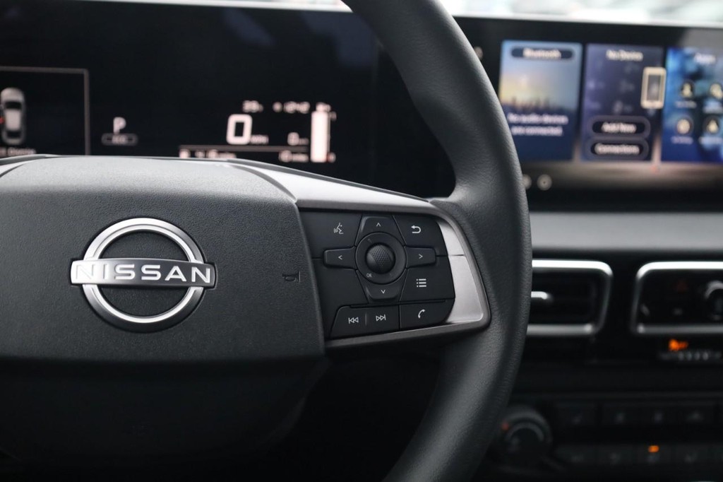 Nissan Sentra Vehicle Full-screen Gallery Image 9