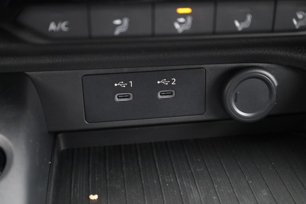 Nissan Sentra Vehicle Full-screen Gallery Image 16