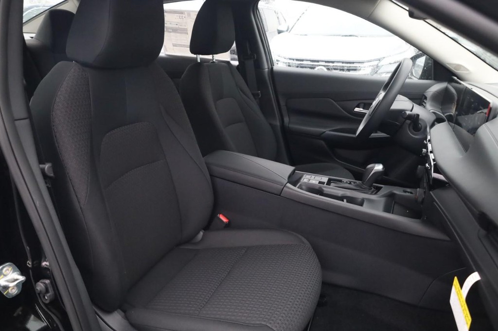 Nissan Sentra Vehicle Full-screen Gallery Image 19