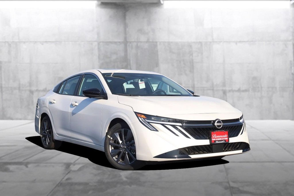 Nissan Sentra Vehicle Full-screen Gallery Image 2