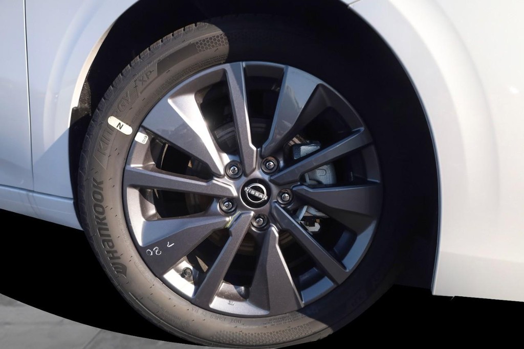 Nissan Sentra Vehicle Full-screen Gallery Image 3