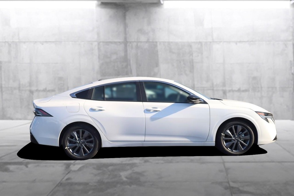 Nissan Sentra Vehicle Full-screen Gallery Image 5