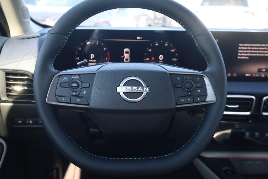 Nissan Sentra Vehicle Full-screen Gallery Image 8