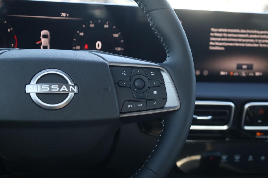 Nissan Sentra Vehicle Full-screen Gallery Image 9